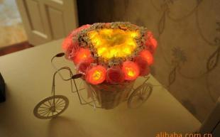 創(chuàng)意點(diǎn)亮生活 供應(yīng)LED發(fā)光花卉、絹花盆景等多元化禮品花卉解析